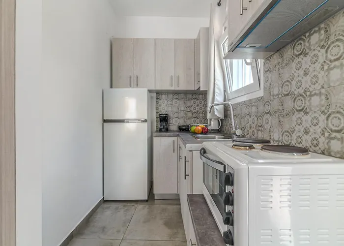 Spacious Flat For Friends & Couples With Balcony