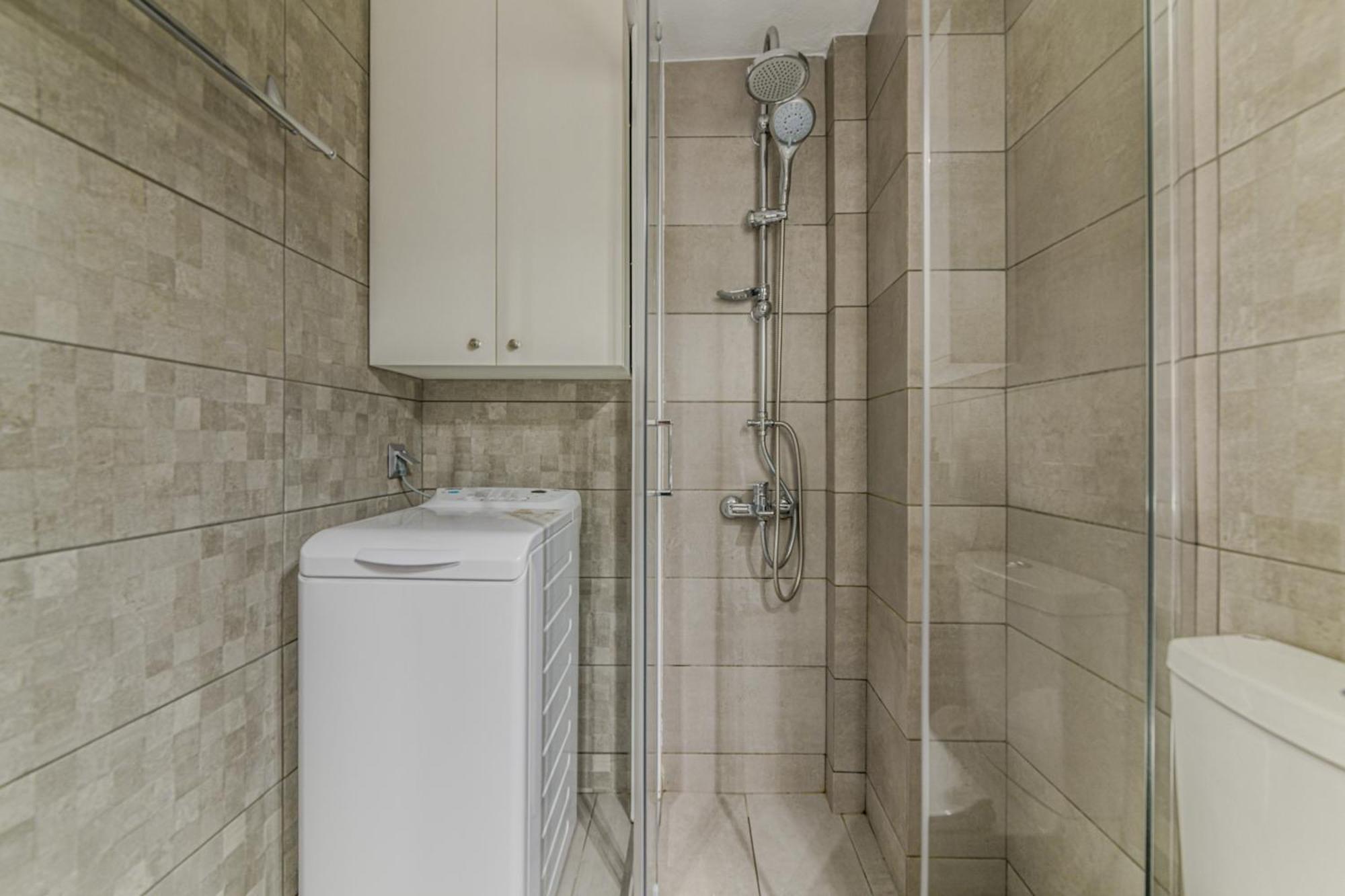 Spacious Flat For Friends & Couples With Balcony Apartment *