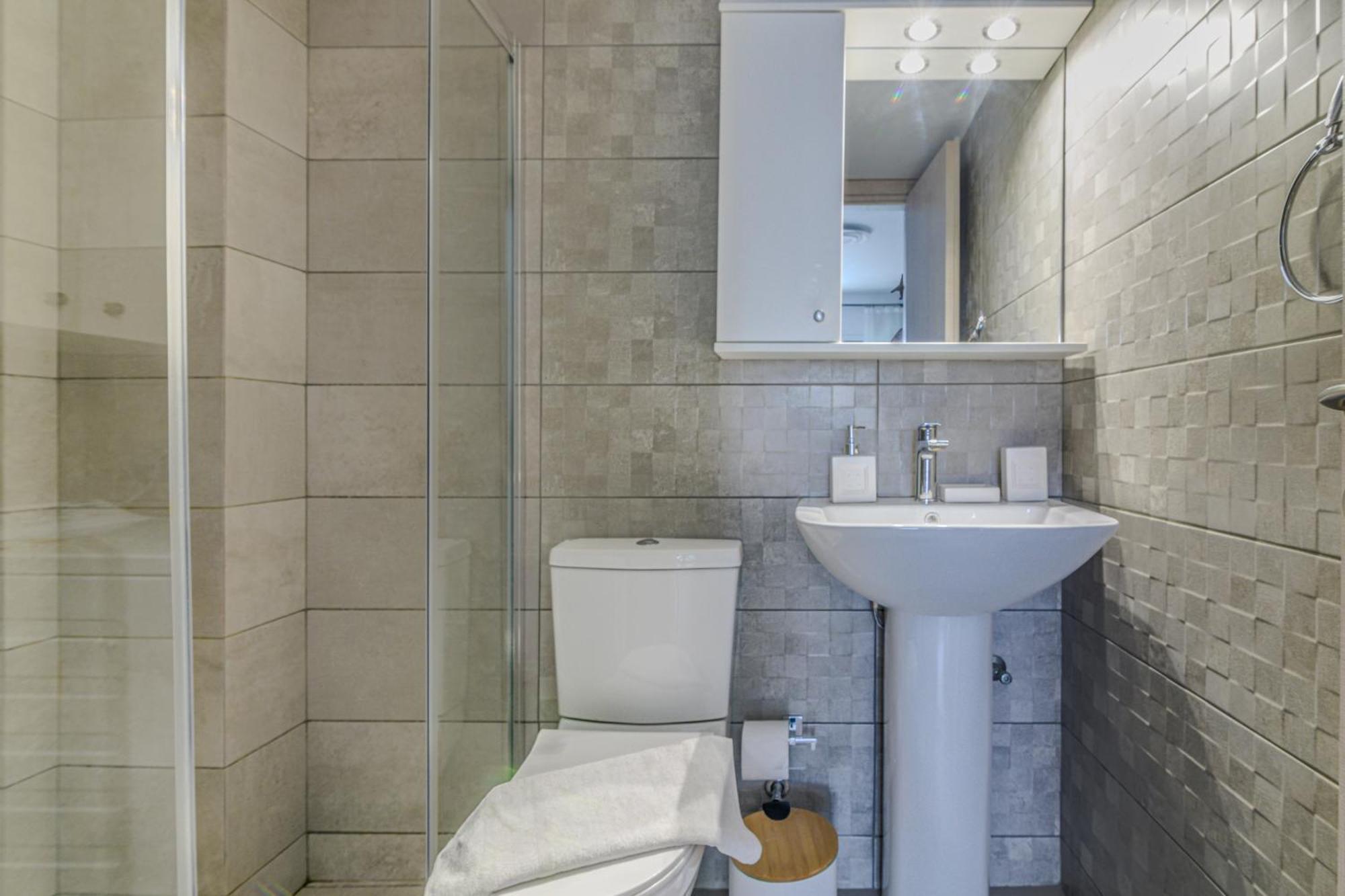 Spacious Flat For Friends & Couples With Balcony Apartment *
