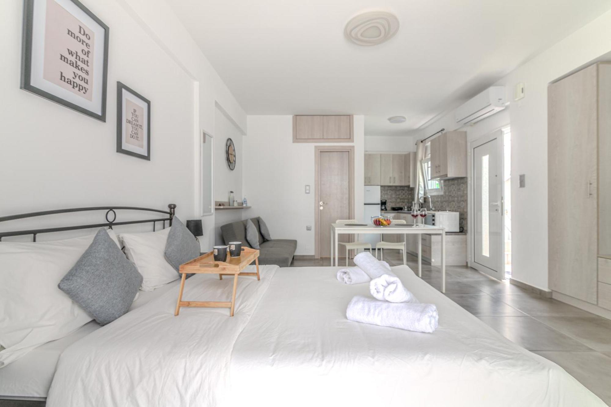 Spacious Flat For Friends & Couples With Balcony *