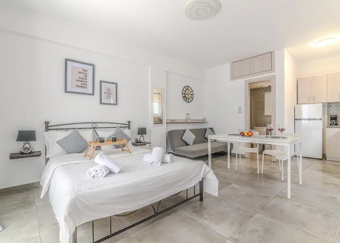 Spacious Flat For Friends & Couples With Balcony