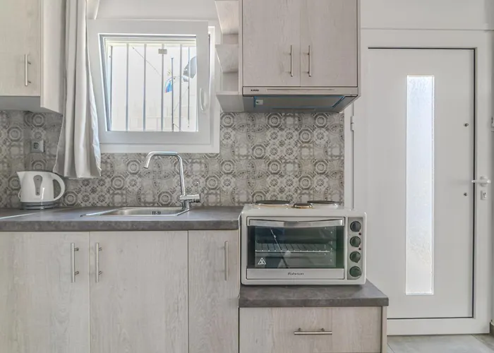 Spacious Flat For Friends & Couples With Balcony