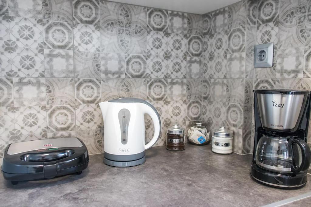 Spacious Flat For Friends & Couples With Balcony Apartment *