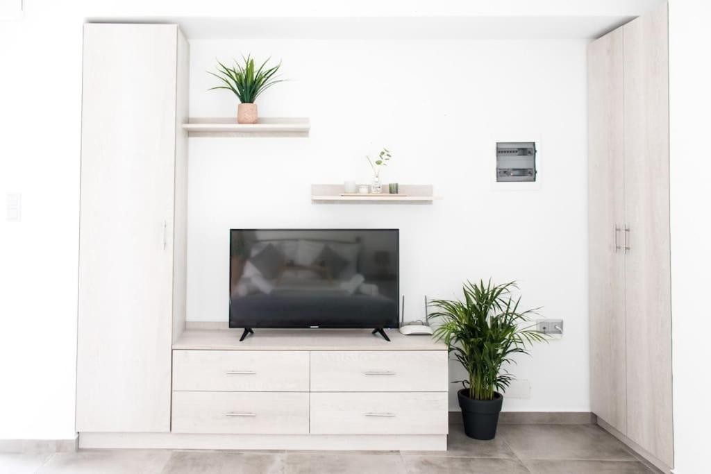 Spacious Flat For Friends & Couples With Balcony