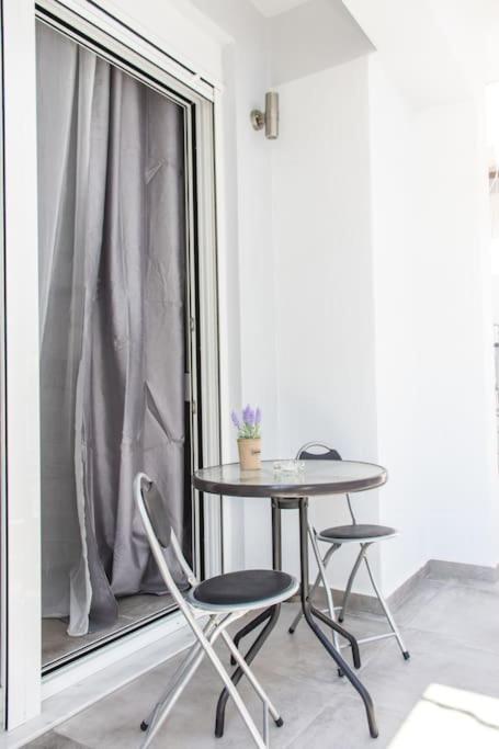 Spacious Flat For Friends & Couples With Balcony Apartment *