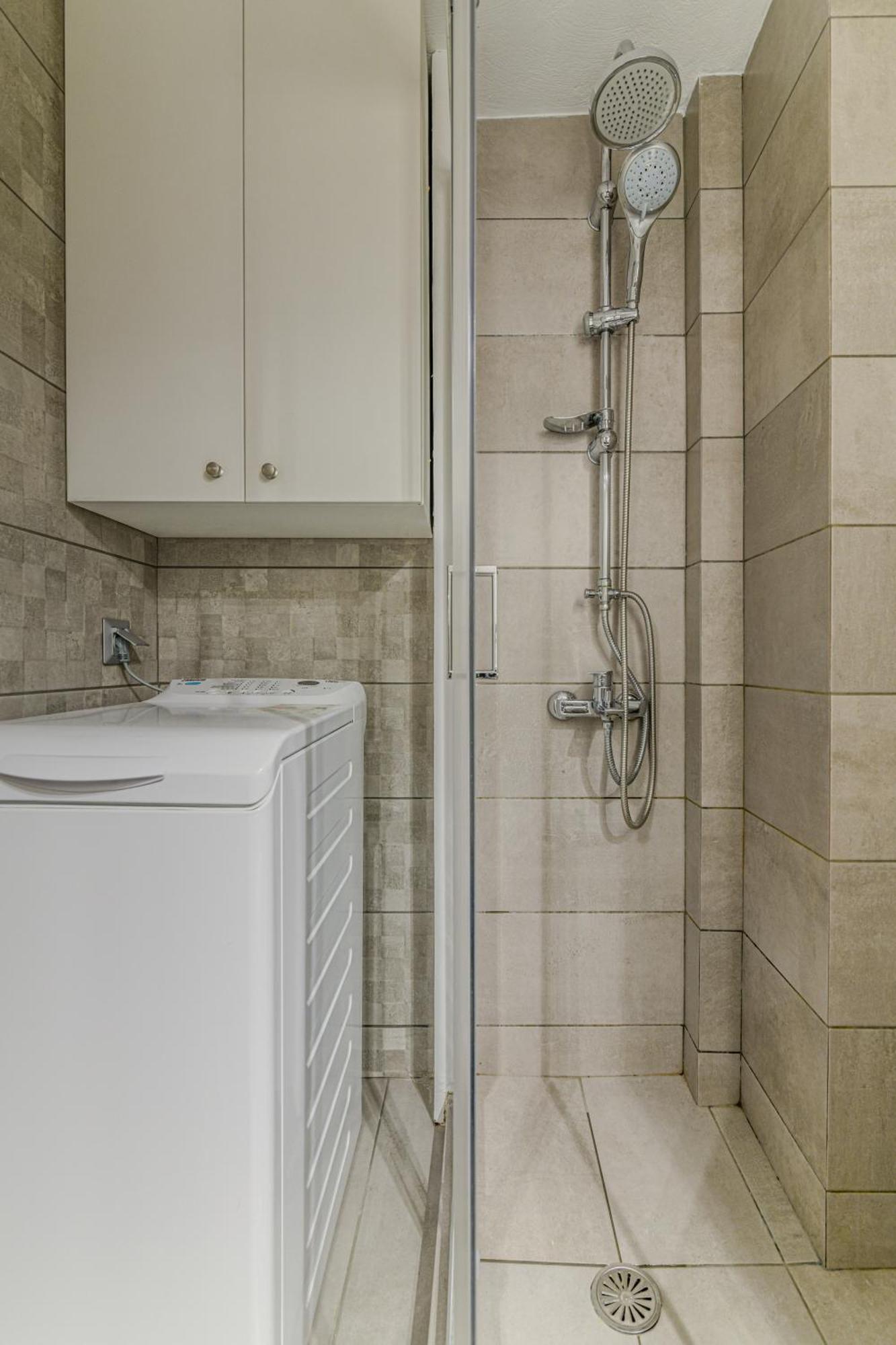 Spacious Flat For Friends & Couples With Balcony