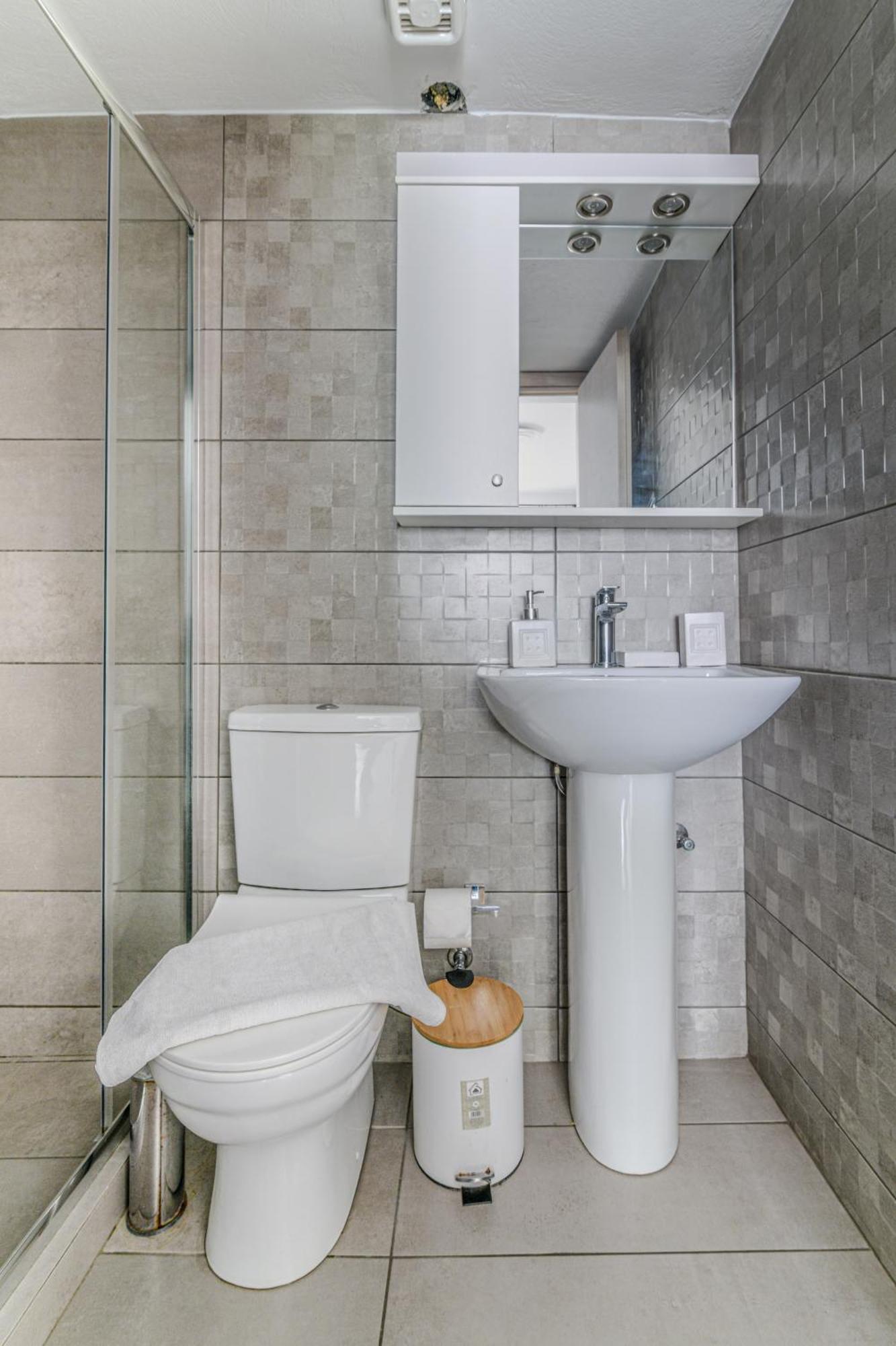 Apartment Spacious Flat For Friends & Couples With Balcony *