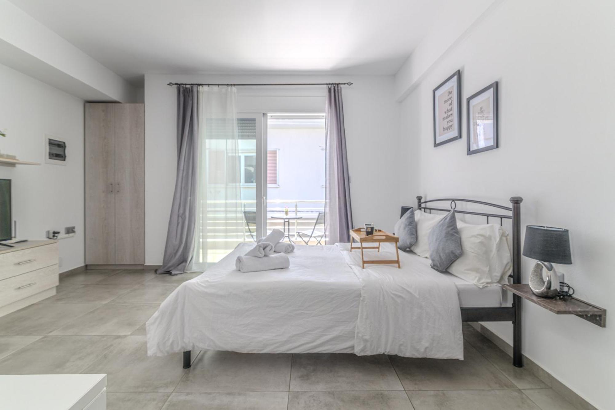 Spacious Flat For Friends & Couples With Balcony