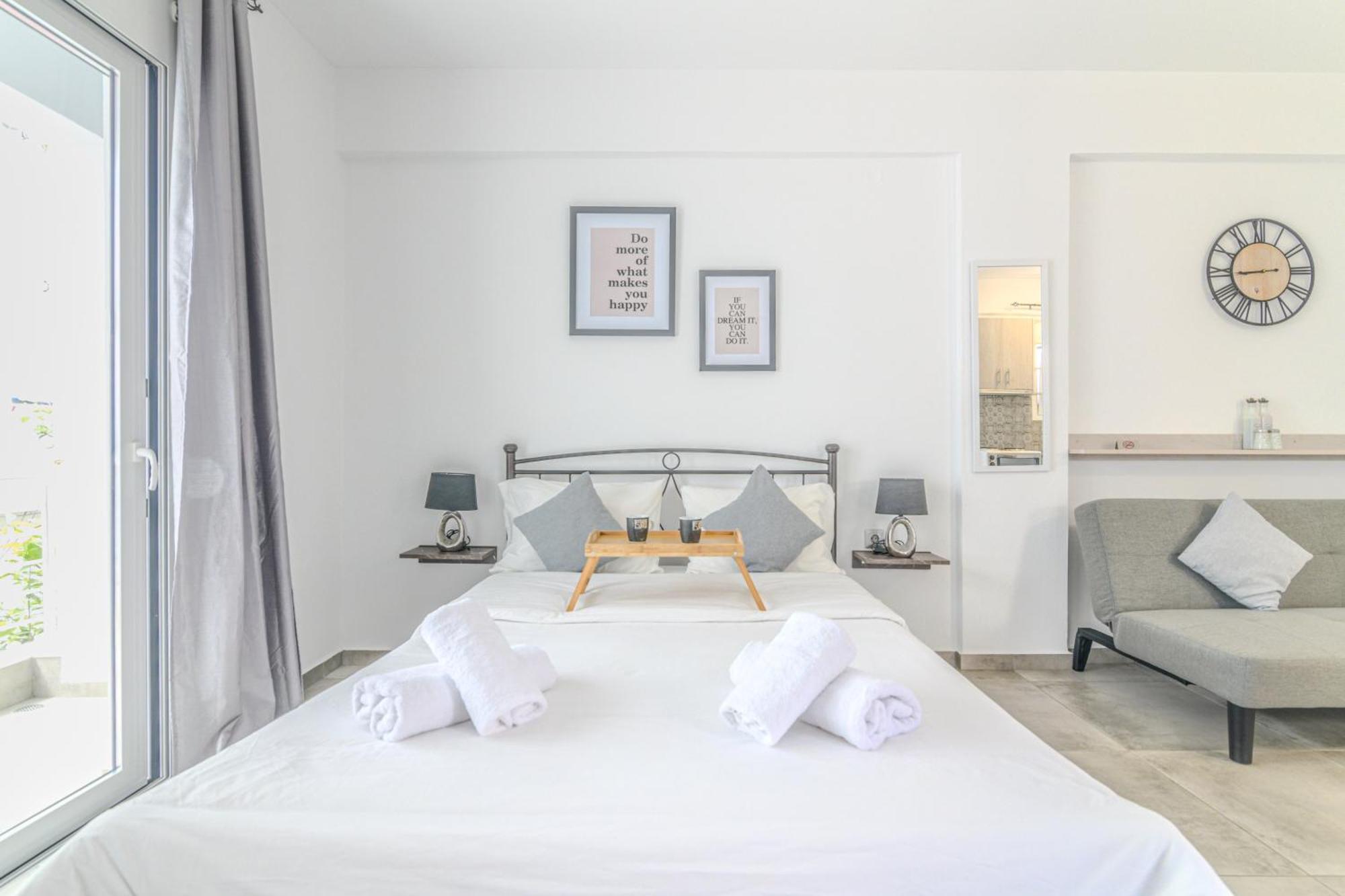Spacious Flat For Friends & Couples With Balcony