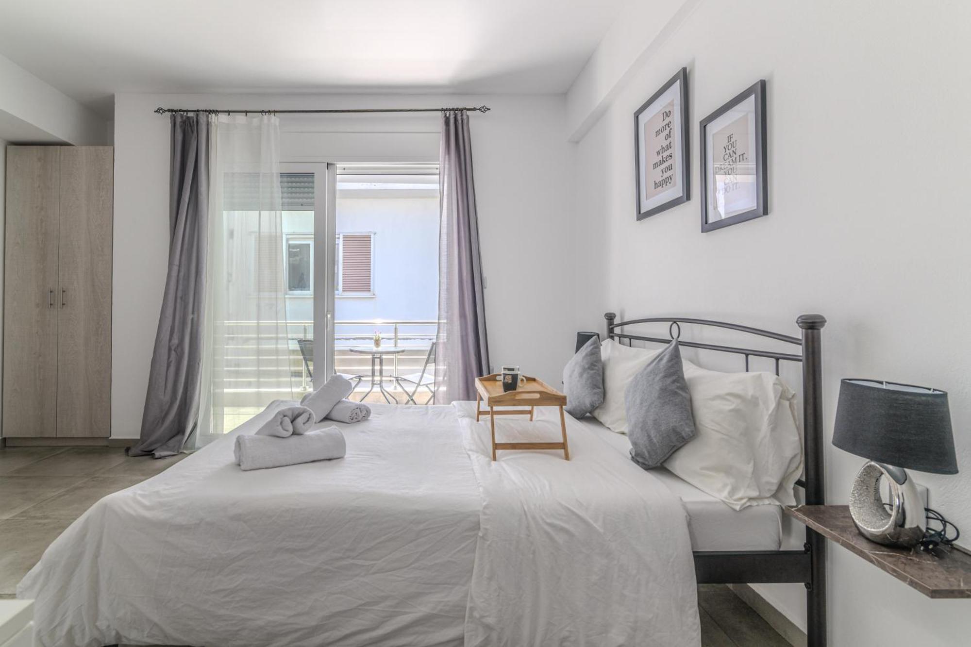 Spacious Flat For Friends & Couples With Balcony Apartment