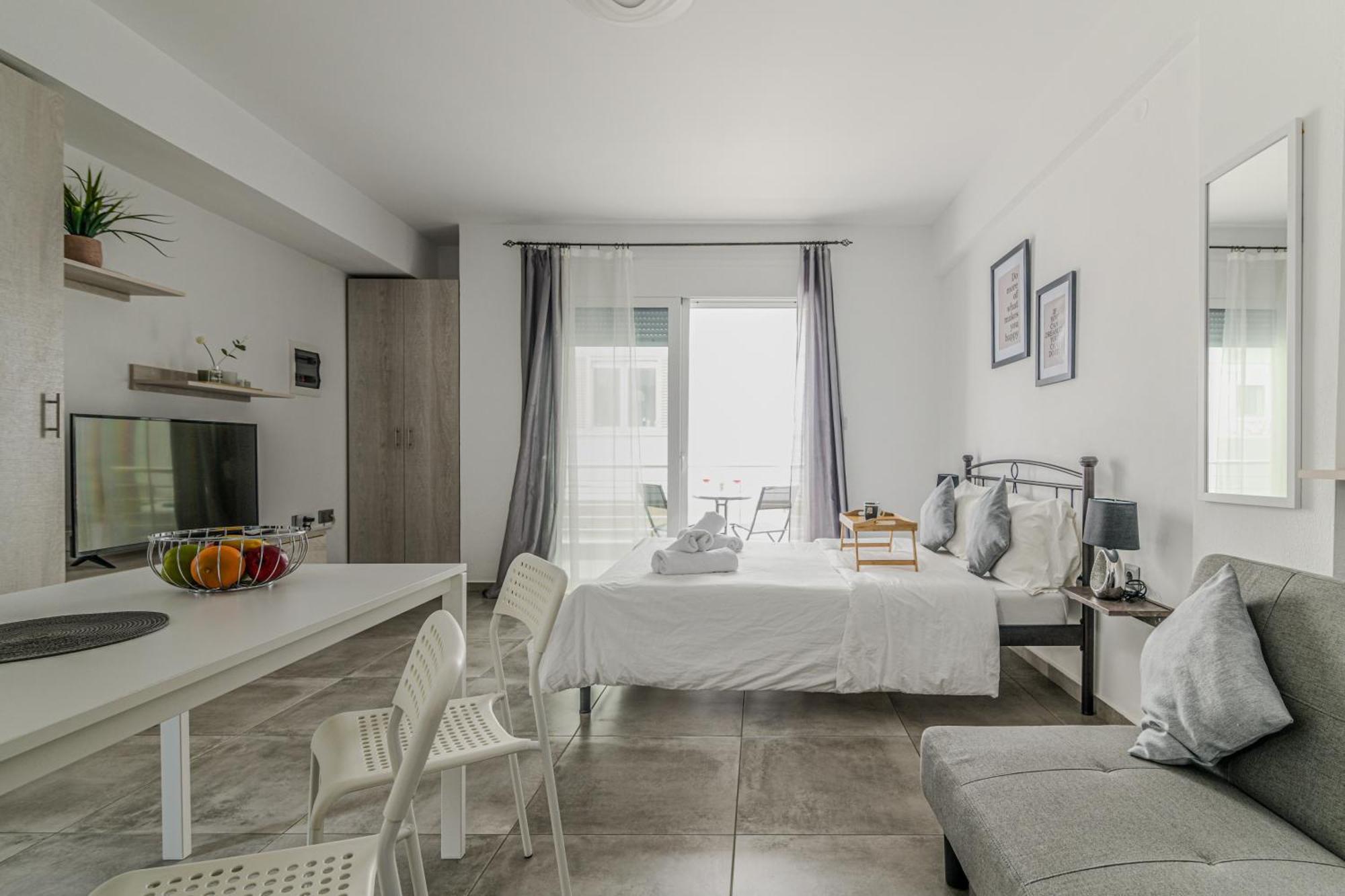 Spacious Flat For Friends & Couples With Balcony *