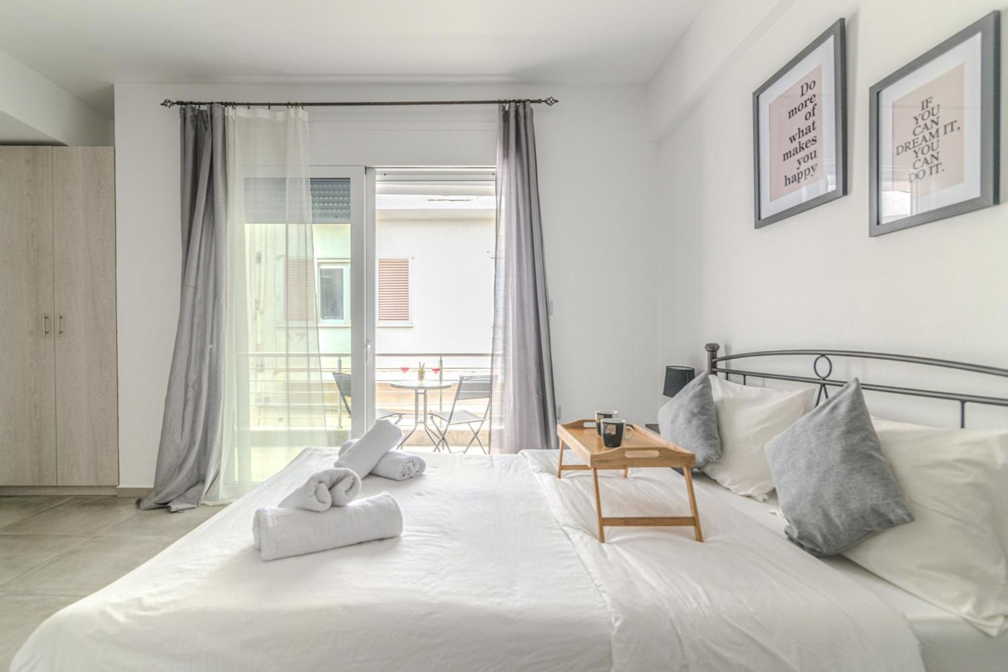 Spacious Flat For Friends & Couples With Balcony Apartment