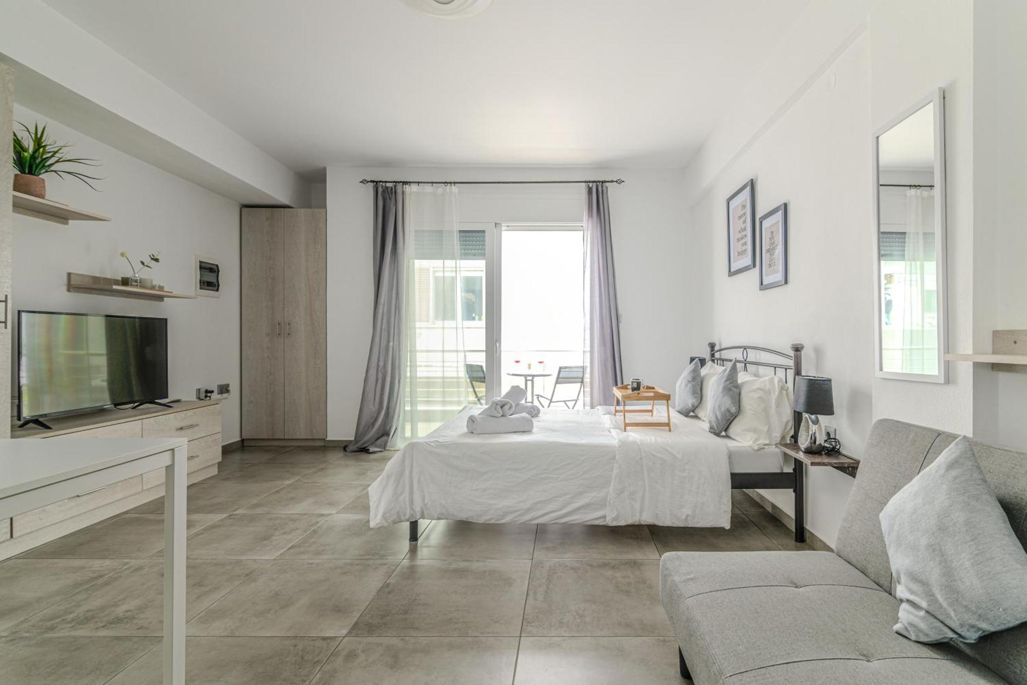 Spacious Flat For Friends & Couples With Balcony Apartment *