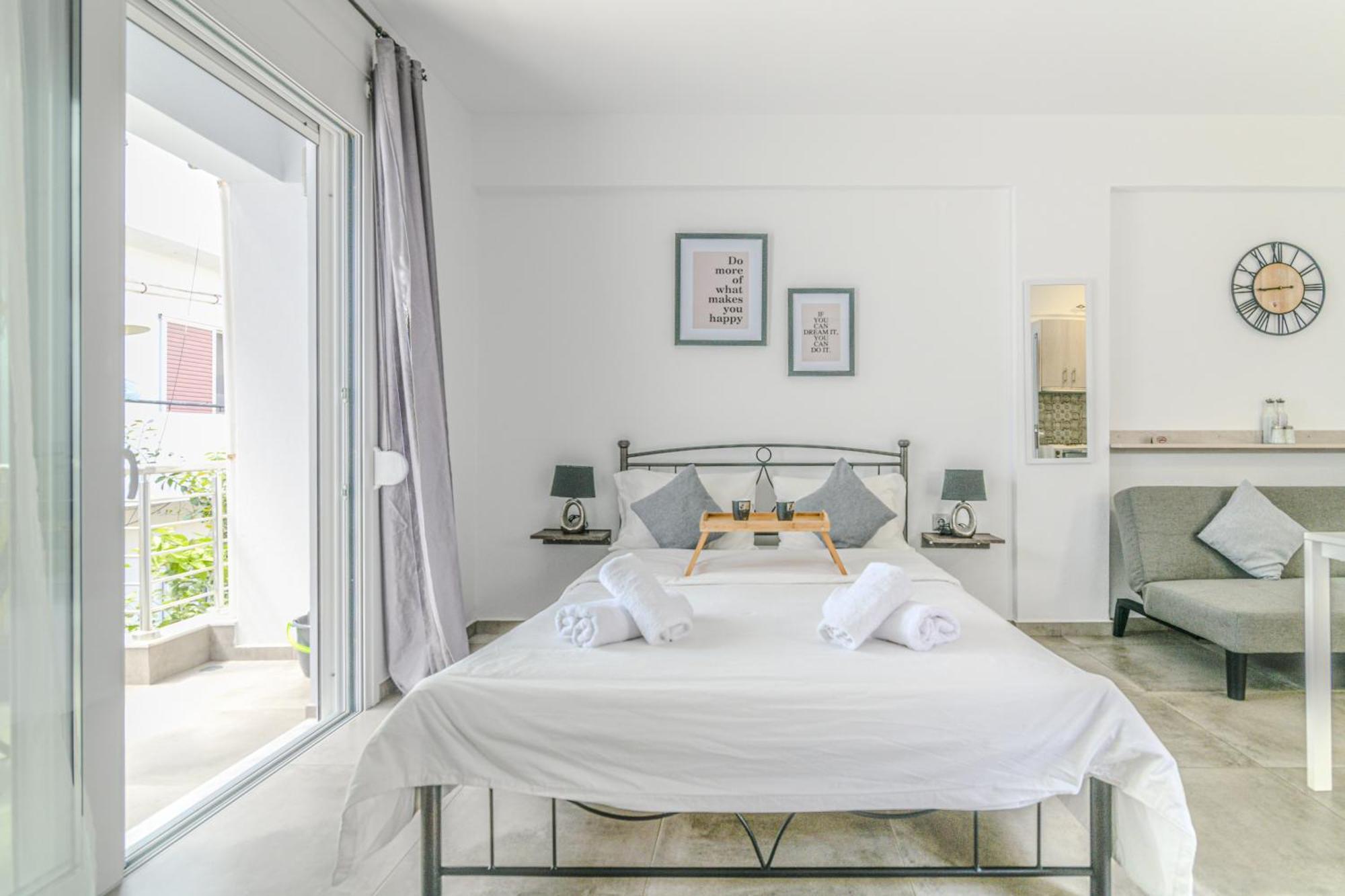 Spacious Flat For Friends & Couples With Balcony *